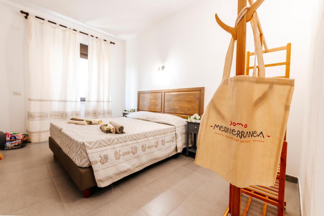 Domo Mediterranea Affittacamere-Guest House SantʼAntìoco Exteriör bild