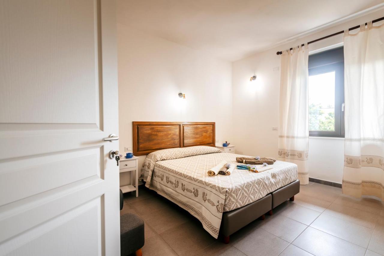 Domo Mediterranea Affittacamere-Guest House SantʼAntìoco Exteriör bild
