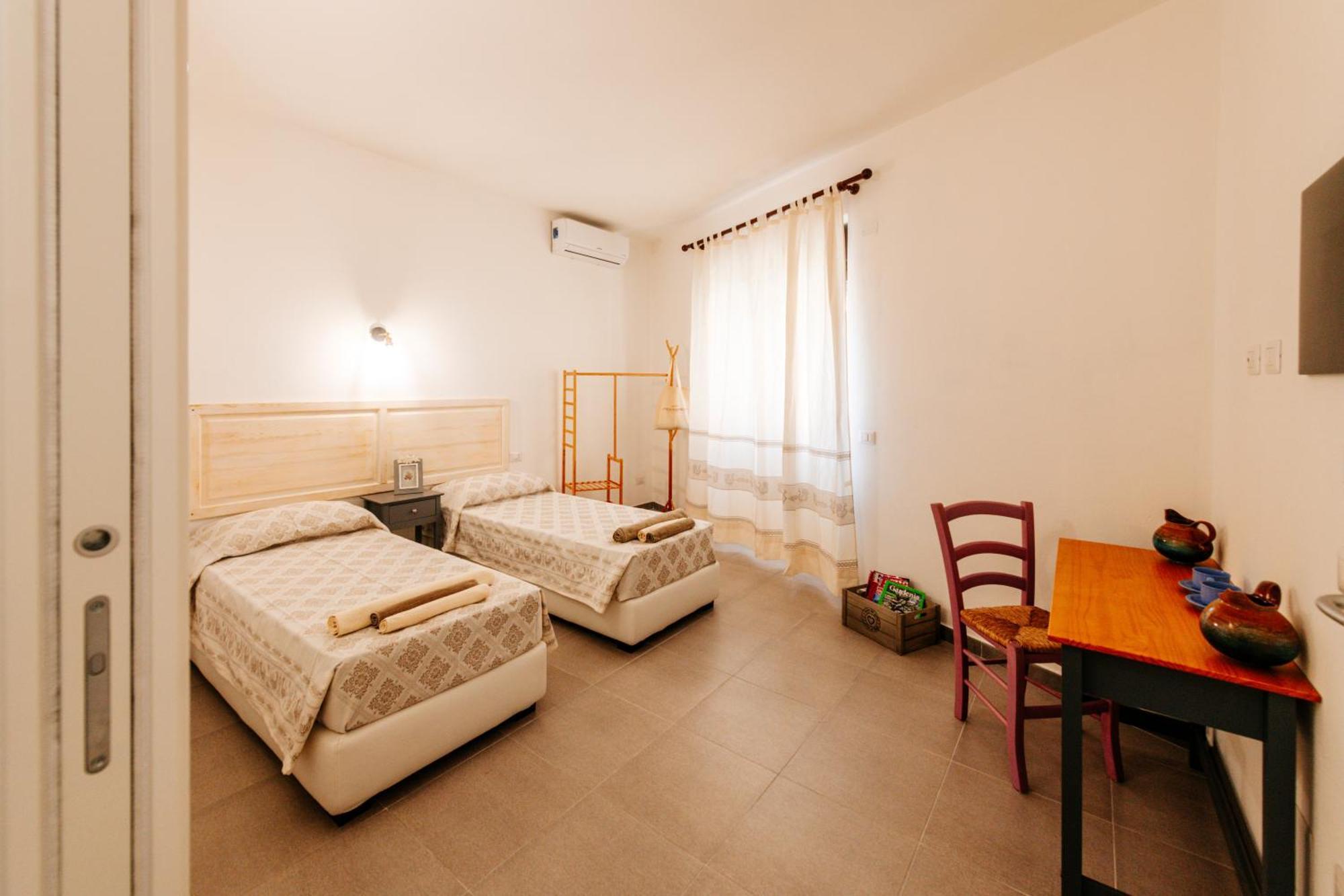 Domo Mediterranea Affittacamere-Guest House SantʼAntìoco Exteriör bild