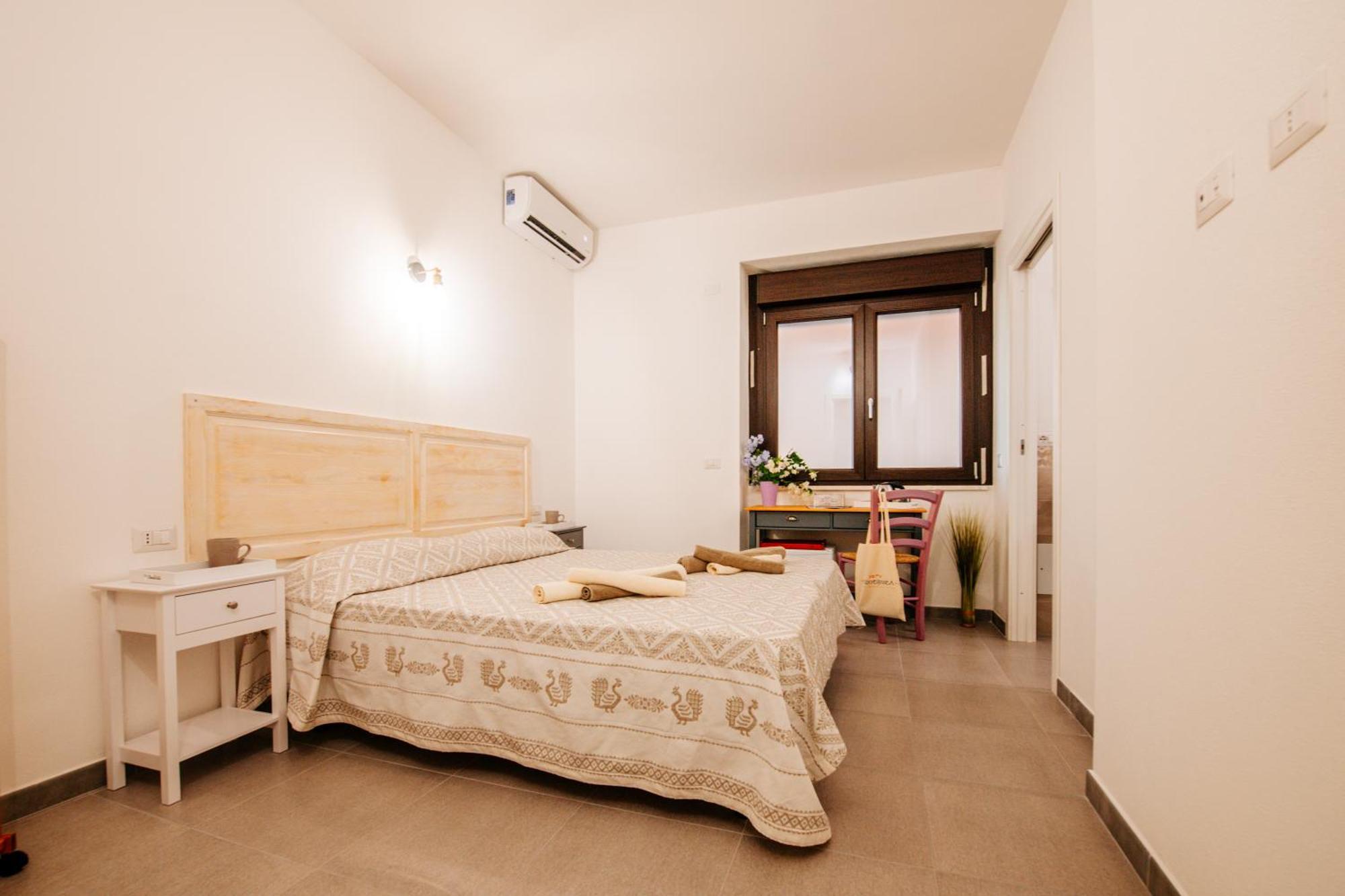 Domo Mediterranea Affittacamere-Guest House SantʼAntìoco Exteriör bild